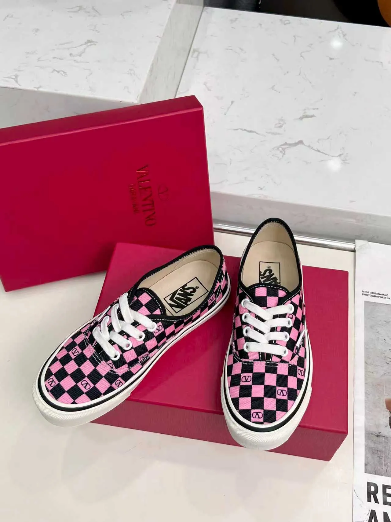 [Valentino Giving classic shoes a personality that spans the ages. Many celebrities - Jolin Tsai. Yang Zi. Liu Wen. Ma Baiquan. Choi Soobin. freen. Song Zuer. JJ Lin. zel. Cecilia Cheung. shark. Xin Yunlai...same style.